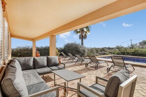 Terrace/patio - Villa with spectacular views out to the neighboring hills and valley (Loulé)