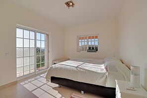 4 bedrooms, desk, iron/ironing board, travel cot - Villa with spectacular views out to the neighboring hills and valley (Loulé)