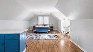 Tabla de planchar con plancha, wifi gratis y ropa de cama