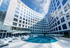 Outdoor pool - Regala Skycity Hotel by Regal Hotels (Chek Lap Kok)