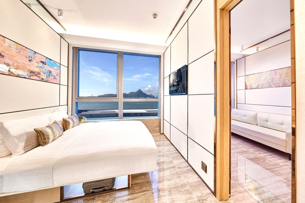 Minibar, caja de seguridad en la habitación y escritorio
