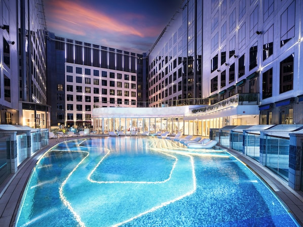 Outdoor pool - Regala Skycity Hotel by Regal Hotels (Chek Lap Kok)