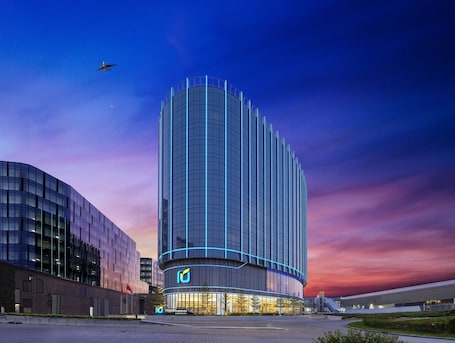 Fachada de la propiedad por la tarde o noche. Regala Skycity Hotel by Regal Hotels