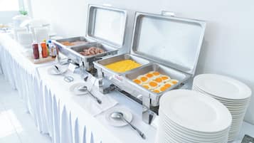 Un montaje tipo bufé con diferentes alimentos y utensilios.