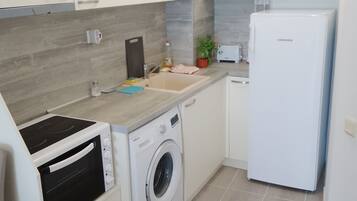 Jääkaappi, uuni, liesi, leivänpaahdin