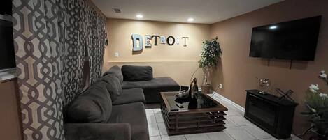 TV connectée, cheminée, chaîne hi-fi