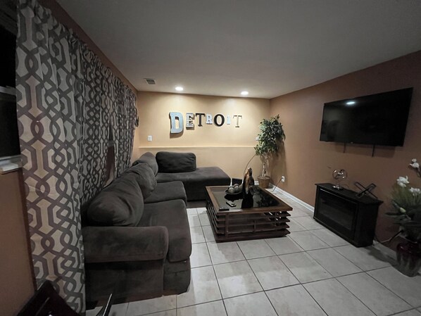 Smart TV, chimenea, estéreo