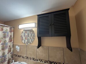 Secador de pelo, toallas, jabón, shampoo