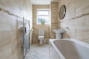 Duschwanne, Haartrockner, Handtücher