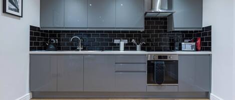 Geladeira, micro-ondas, fogão, cooktop