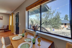 Dining - Stevie's Place: A Groovy Cabin Near Downtown Prescott (Prescott)