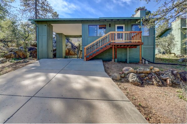 Exterior - Stevie's Place: A Groovy Cabin Near Downtown Prescott (Prescott)