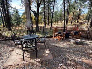 Outdoor dining - Back in Time Retreat (Parks)