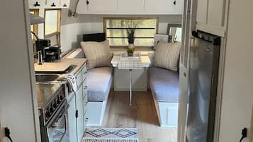 Frigorífic, forn, placa de cuina i cafetera i tetera