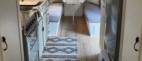 Kühlschrank, Ofen, Herdplatte, Wasserkocher mit Kaffee-/Teezubehör