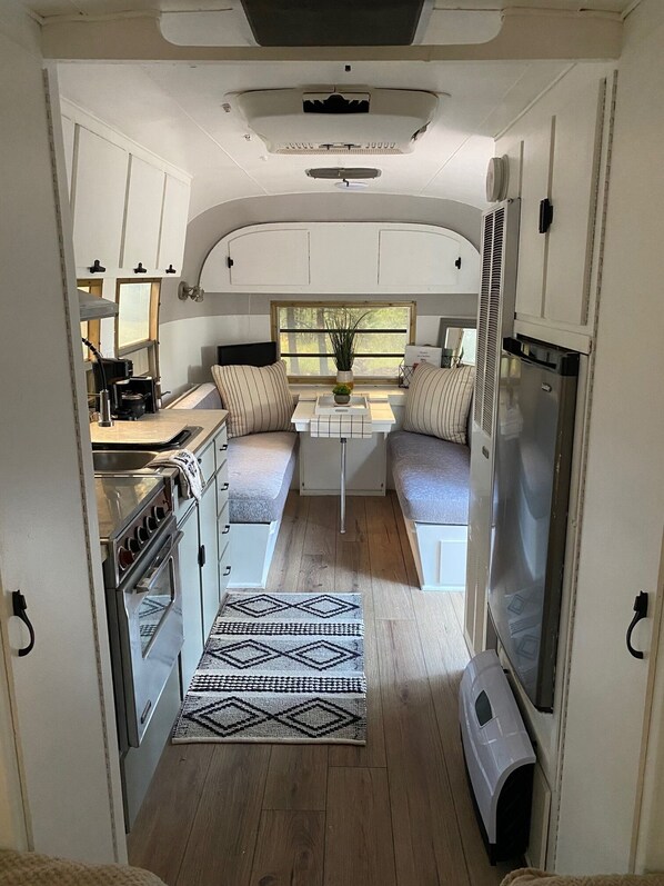 Fridge, oven, stovetop, coffee/tea maker - Back in Time Retreat (Parks)