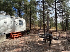 Outdoor dining - Back in Time Retreat (Parks)