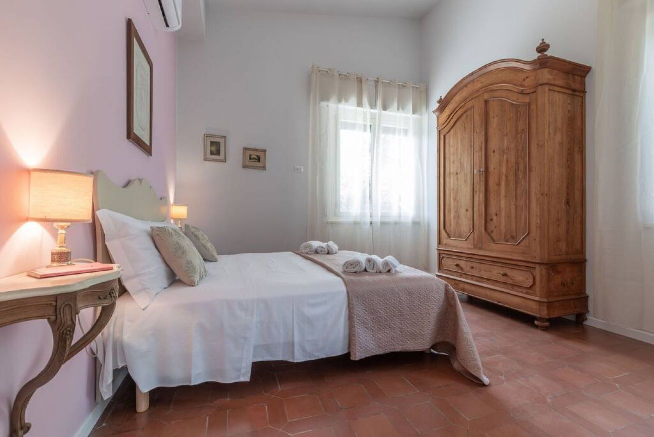 5 bedrooms, WiFi, bed sheets