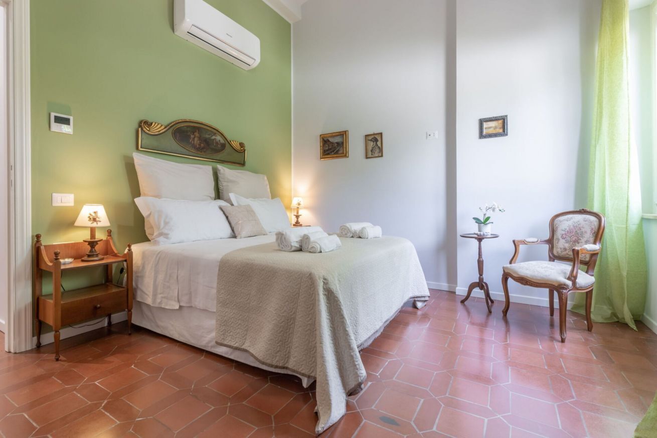 5 bedrooms, WiFi, bed sheets