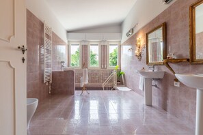 Shower, hair dryer, bidet, towels - Villa degli Archi by MMega (Sant'Elpidio a Mare)