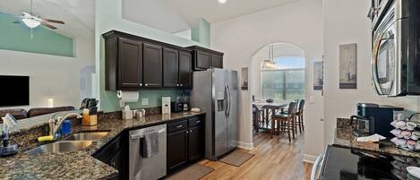 Refrigerador, microondas, horno, placa de cocina