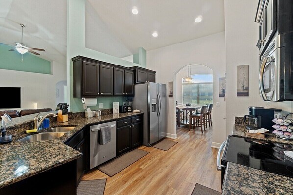 Fridge, microwave, oven, stovetop - Pensacola Dog-Friendly Retreat: Backyard | Firepit (Pensacola)