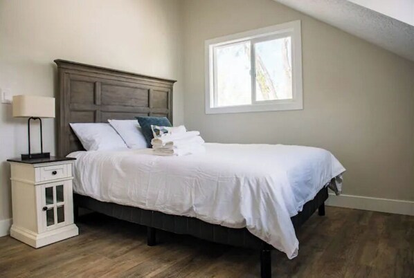 6 bedrooms, desk, iron/ironing board, WiFi