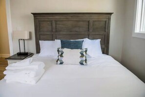 6 Schlafzimmer, Schreibtisch, Bügeleisen/Bügelbrett, WLAN