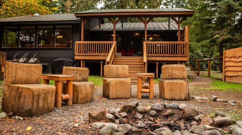 Family Cabin on Cowlitz River-Covered Deck/Hot Tub/Games! Pet Friendly!