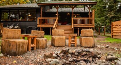 Family Cabin on Cowlitz River-Covered Deck/Hot Tub/Games! Pet Friendly!