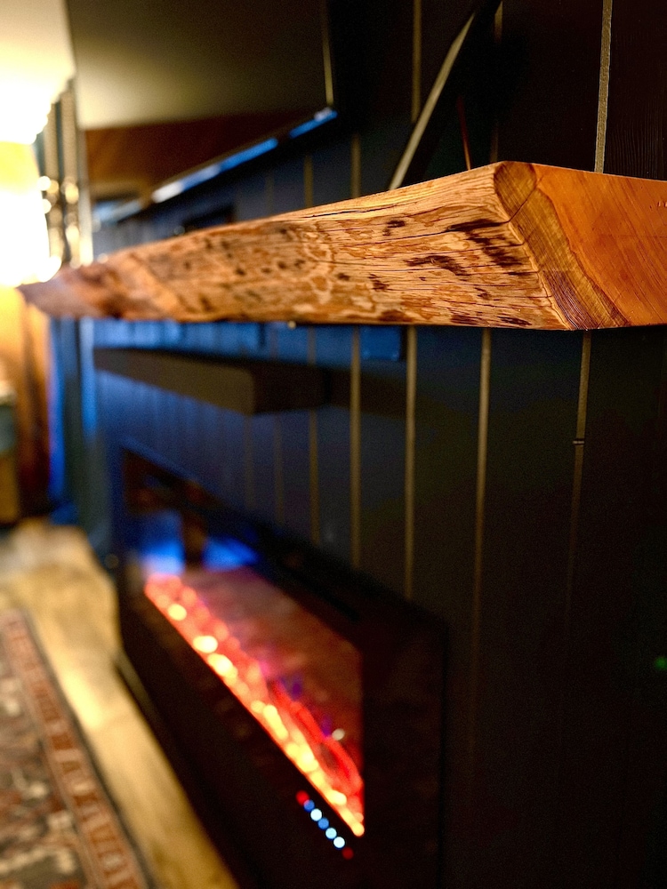 Family Cabin on Cowlitz RiverCovered Deck/Hot Tub/Games! Pet Friendly