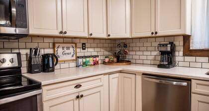 Family Cabin on Cowlitz River-Covered Deck/Hot Tub/Games! Pet Friendly!