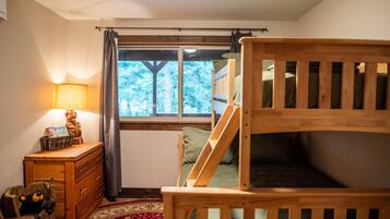 2 habitaciones, caja de seguridad en la habitación y escritorio