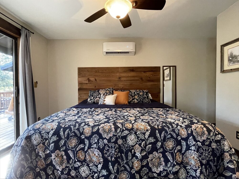 Family Cabin on Cowlitz RiverCovered Deck/Hot Tub/Games! Pet Friendly