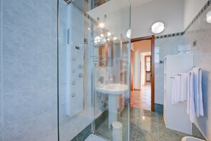 Bruser, hårtørrer, bidet, håndklæder