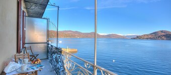 Lago Magico Pied Dans L' Eau, Arona, Italy