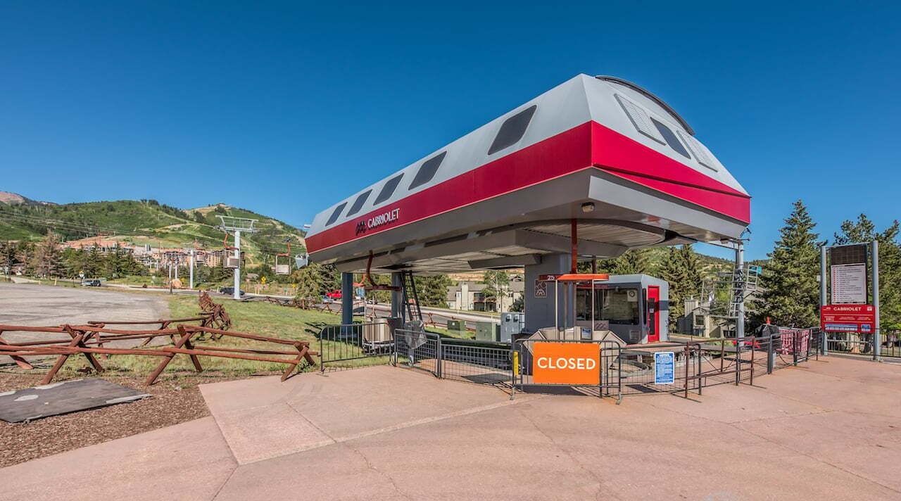 Une station-service fermée, reconnaissable à son auvent rouge et blanc, à une pompe à essence et à un panneau indiquant qu’elle est fermée.