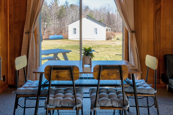 Executive-Ferienhütte | Essbereich im Zimmer