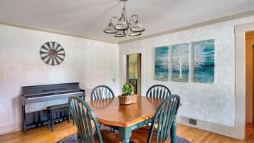 Family Cabin | Desk, laptop workspace, blackout drapes, free WiFi