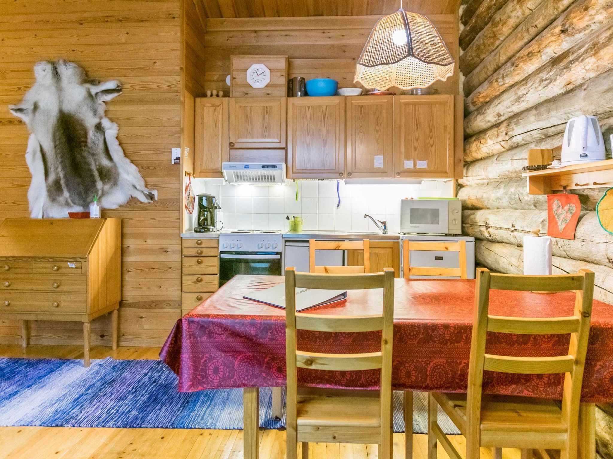 Refrigerador, microondas, lavavajillas y utensilios de cocina 