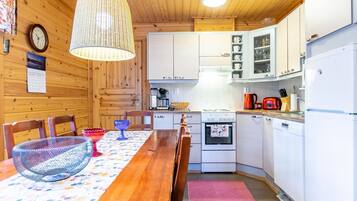 Jääkaappi, mikroaaltouuni, astianpesukone