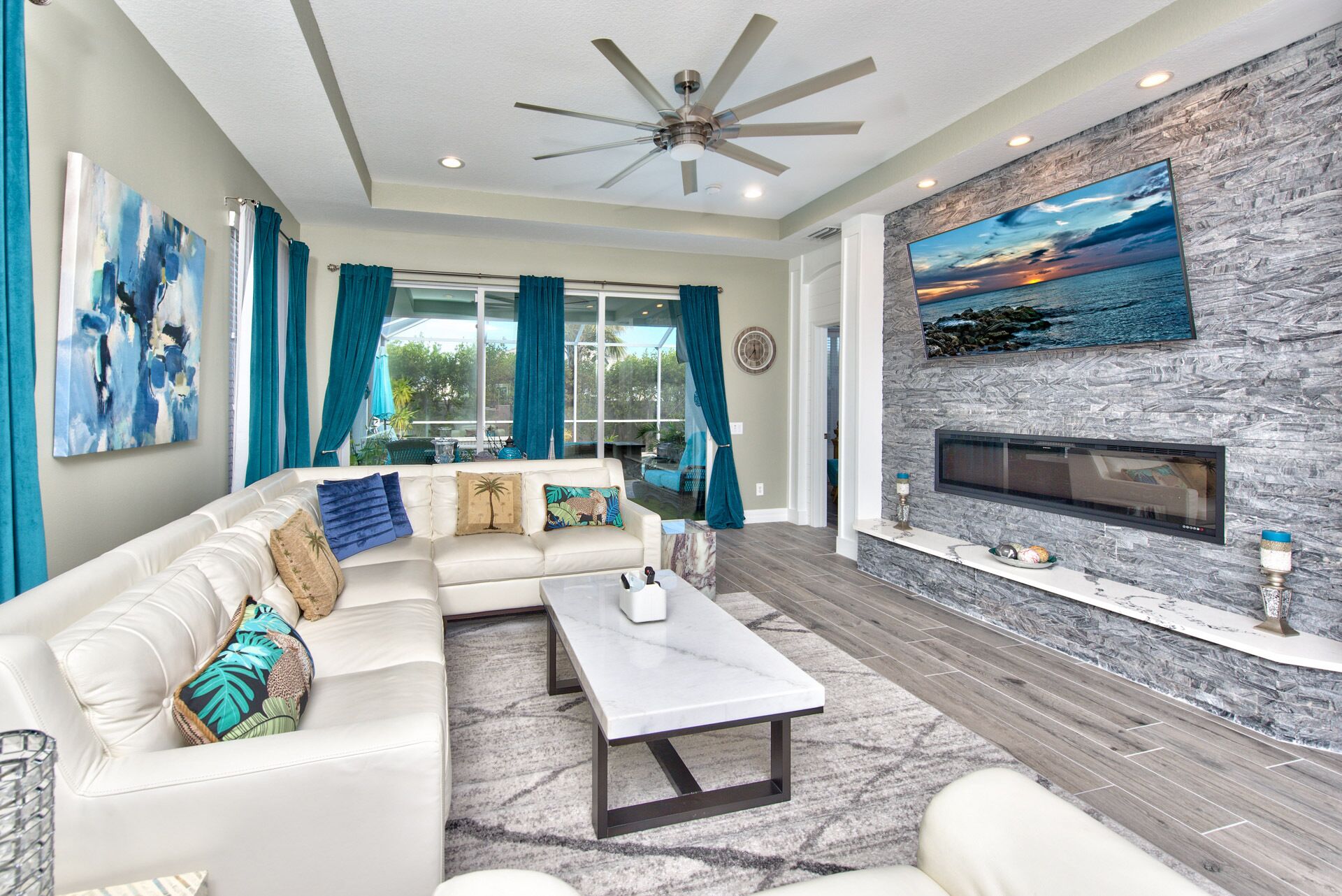 Fantastic home with pool & jacuzzi 