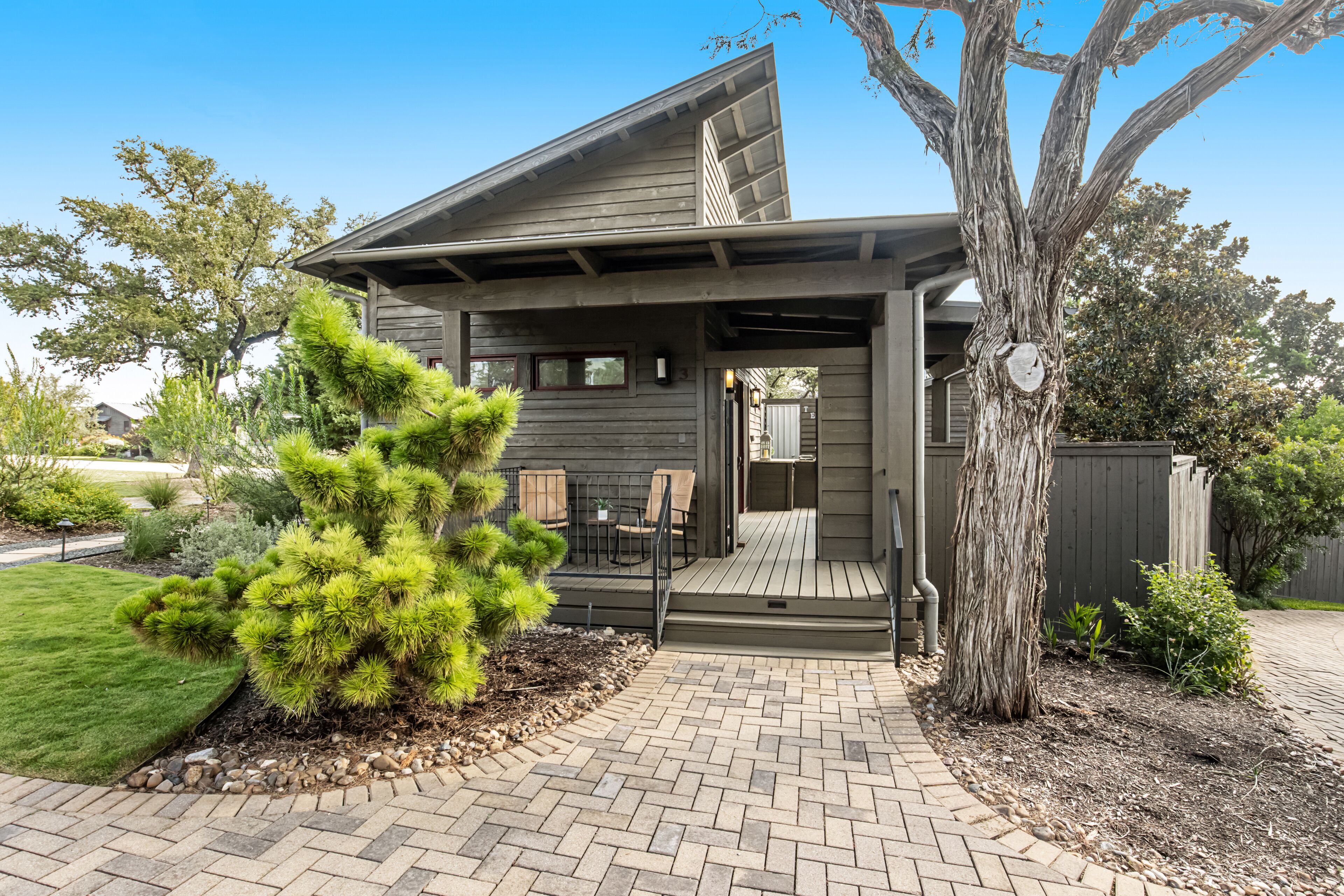 Luxe lakeside cabin with WFH desk, outdoor kitchen & alfresco living/dining