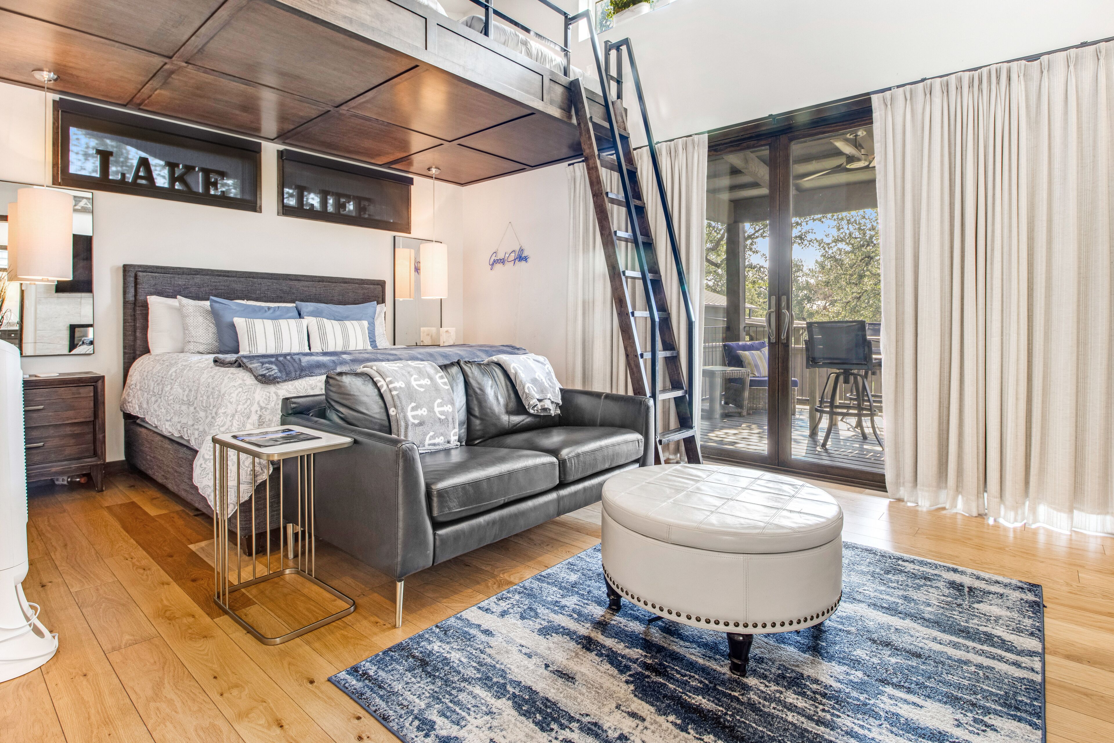 Modern lakeside cabin with loft, outdoor kitchen, alfresco dining, soaking tub