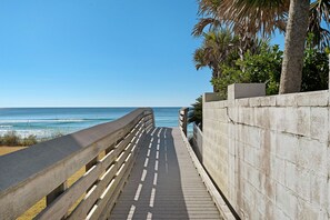 在海滩、沙滩椅、沙滩毛巾