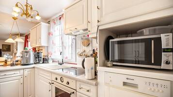 Jääkaappi, uuni, liesi, astianpesukone