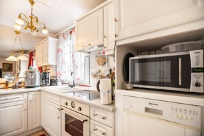 Fridge, microwave, oven, stovetop - Apartment "Die Kleine Oase" with Terrace & Wi-Fi (Stuhr)