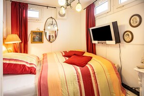 2 bedrooms, free WiFi, bed sheets - Apartment "Die Kleine Oase" with Terrace & Wi-Fi (Stuhr)