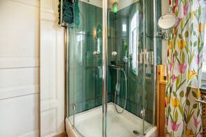 Dusche, Haartrockner, Handtücher