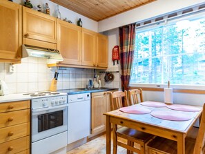 Kühlschrank, Mikrowelle, Geschirrspüler, Kochgeschirr/Geschirr/Besteck